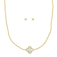 CLOVER PENDANT BEADED NECKLACE