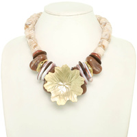 STONE THEME NECKLACE WITH LEAF PENDANT